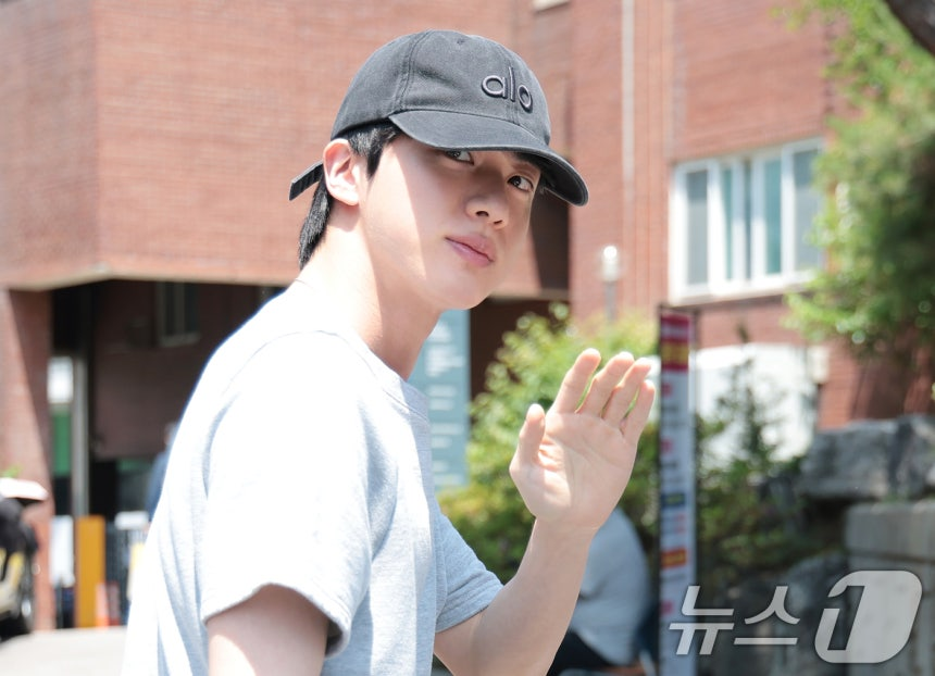nightstar1201's tweet photo. In Korea, reporters are stationed at major polling locations during elections. They photograph celebrities and prominent politicians as a way of encouraging voter participation and raising awareness about the importance of voting.
On election day, public figures are usually careful to wear neutral colors such as black or white to avoid being associated with any particular political party. Jin chose gray this time. It was a thoughtful choice and showed good judgment. Reporters also seemed impressed by his choice.
Voting is regarded as a symbol of civic responsibility. When photos of celebrities casting their ballots are published, the message is not simply about the celebrity themselves. It serves as a reminder that if even busy public figures are taking the time to vote, ordinary citizens should also make time to participate rather than treating the day as just a holiday. In that sense, these photos are intended to encourage the public to exercise their right to vote.
That's also why Election Day is held on a Wednesday. If voting were scheduled on a Friday or Monday, many people would turn it into a long weekend and go on trips instead. I need to go cast my vote too. 😆
#JIN