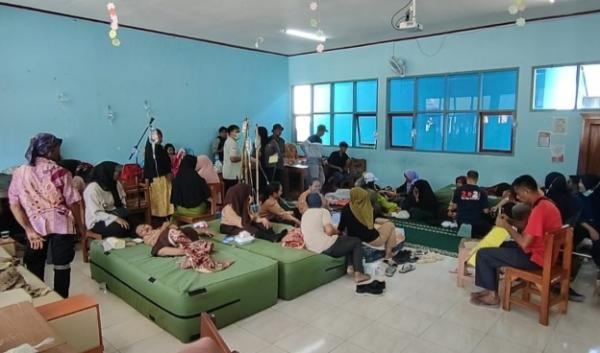 dimarsasongko98's tweet photo. Fahri Hamzah baru posting thread panjang soal pencopotan pimpinan BGN. 

Filosofis, puitis, pakai Konfusius segala.

Gw mau counter dengan bahasa yang lebih sederhana: fakta.

Fahri bilang pencopotan ini bukti : "Prabowonomics sedang bekerja."

Oke. Tapi siapa yang Prabowo taruh buat urusin gizi anak Indonesia selama 1,5 tahun?

Kepala BGN: ahli entomologi (serangga)
Wakil Kepala: mantan Pangdam, infanteri 30+ tahun
Wakil Kepala lain: mantan Kapolres, eks direktur reserse kriminal

Bukan ahli gizi. Bukan pakar pangan. Tidak satu pun.
Ini bukan "cita-cita besar yang jalannya tidak mulus." Ini salah pilih orang sejak hari pertama.

Fahri bangga: "27.000 SPPG, puluhan juta penerima manfaat, 900 ribu tenaga kerja."

Yang dia tidak tulis:

a. 37.000+ anak keracunan massal (data Kemenkes hingga Mei 2026)
b. 2.213 dapur di-suspend nasional
c. 372 dapur Jatim ditutup karena tidak memenuhi standar higiene dasar

Skala besar bukan prestasi kalau yang diskala adalah kegagalannya juga.