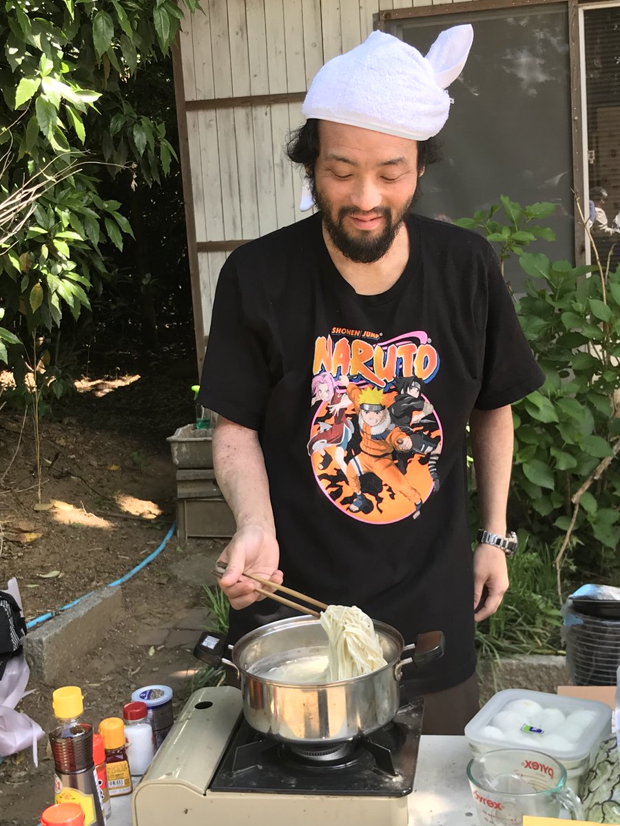 tenque_info's tweet photo. いらっしゃいませ！！おもてなしの気持ちを込めて。村井のバイト経験を活かし研究に研究を重ねた天★Queの油そばをどうぞ。目でみて感じる鑑賞だけではなく作品の横でたくさんの人に天★Queの味を食べていただきました！そんな天★Queの作り出す広場！ご来場ありがとうございました！忙しかったあ〜！ https://t.co/zLLEtOcomY