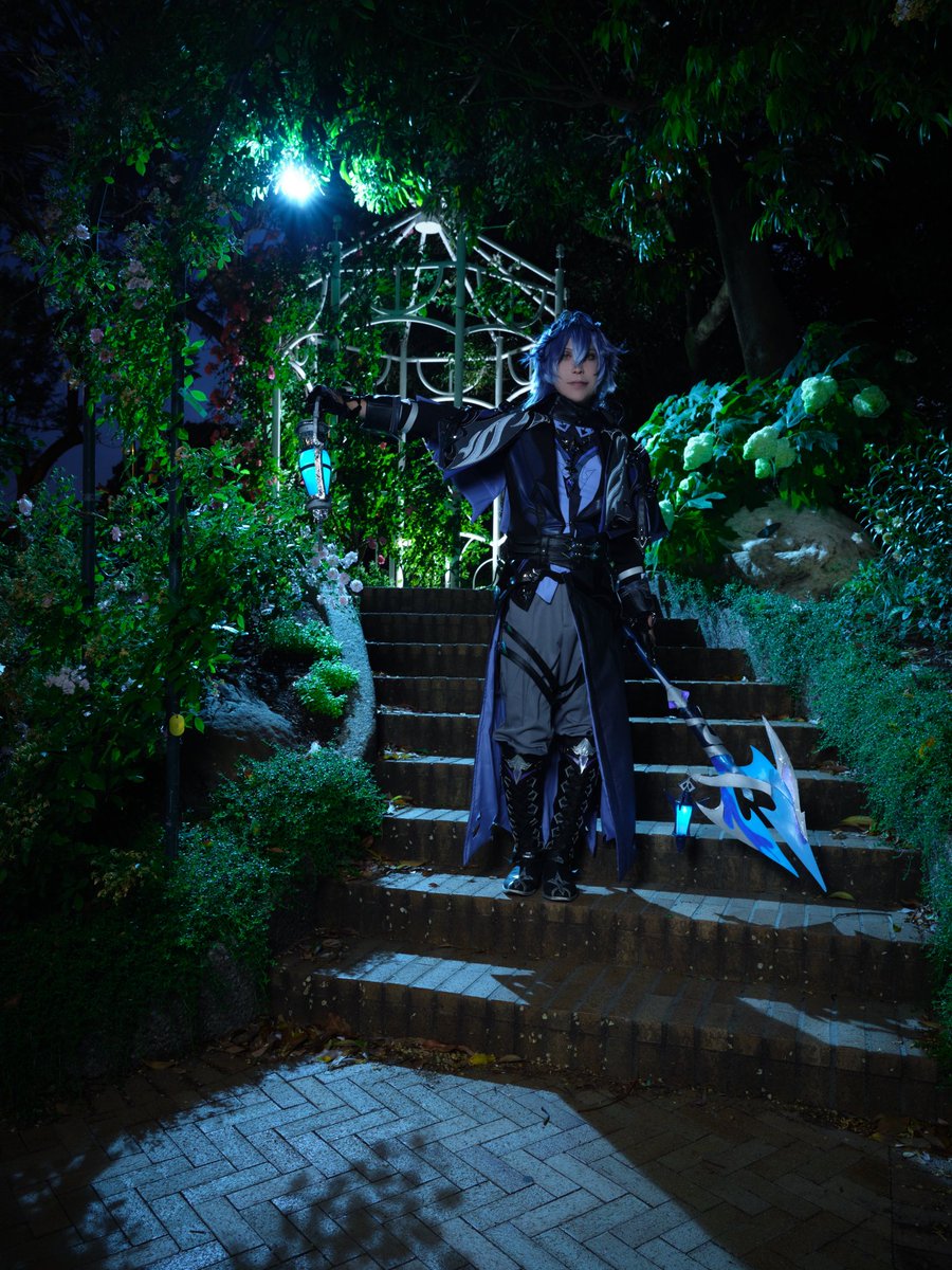 sieg_QB's tweet photo. #COSPLAYMODE
#コスモスナップ08

【コスネーム】
sieg

【作品名】 
原神

【キャラ名】  
キリル・チュードミロヴィッチ・フリンズ

【一言】
夜撮できる場所だったので槍とランタンがしっかりと光るように造りました。

📸カピさん(X:@kawapi5)
加工：姫（X：@himepi_10） https://t.co/jwzqHaTwWE