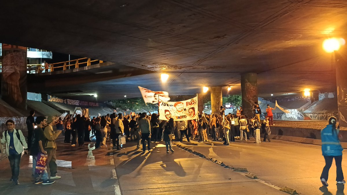 GDHMED's tweet photo. De principio a Fin!
Acompañamos la Movilización social de colectivos sociales y políticos de #Jovenes en #Medellin, en contra del #Fraude y los Resultados electorales de la 1ra Vuelta Presidencial.
Importante la articulación con @PazDDHHmed, @movilidad_med y la @DefensoriaCol . https://t.co/kCAu61R6JE