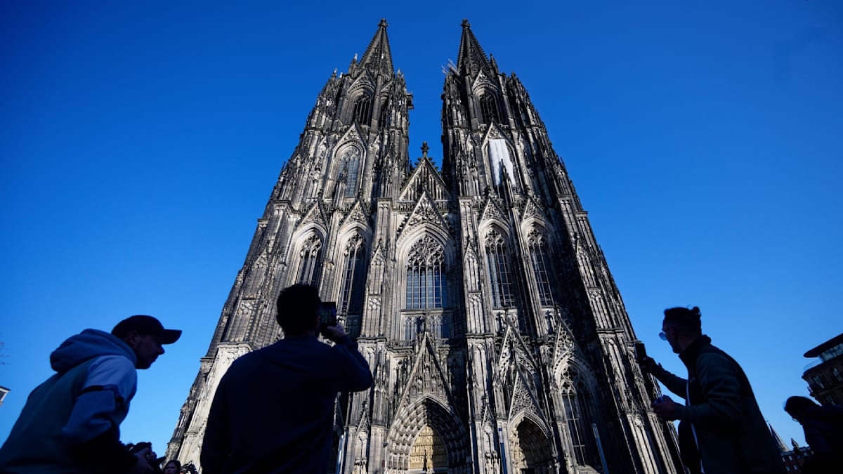 welt's tweet photo. Kölner Dom kostet bald 12 Euro Eintritt https://t.co/34NW8YX4RM https://t.co/ayNLzPlsyV