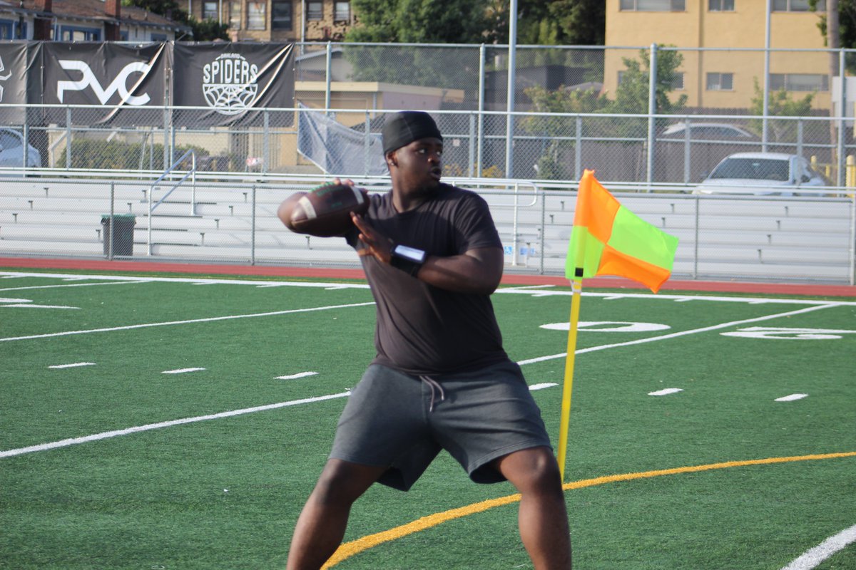 OALTigersFB's tweet photo. #HenryReed (^Sr, QB1) has been working hard & gaining confidence in leading #TigerNation. He graded himself a 7/10 today.
.
@HenryReed_1 @MarkSpeckman @Ma_Thomass @CoachMachadojr
.
He is preparing to compete at @SacHornetsFB next week during their #RisingStars #MegaCamp https://t.co/Z0G6gROnwO