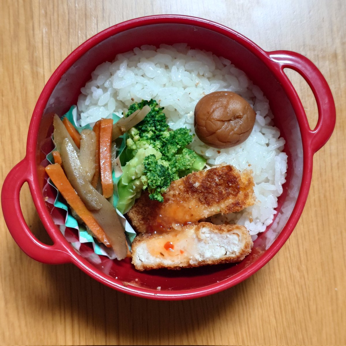 rit_leile's tweet photo. #お弁当記録
#3品弁当
・ごはん（梅干し）
・チキンカツ（スイチリ）
・きんぴらごぼう
・ブロッコリー
最近ソースよりスイートチリソースかけるのがマイブーム☺️ https://t.co/FJ1vuLex0k