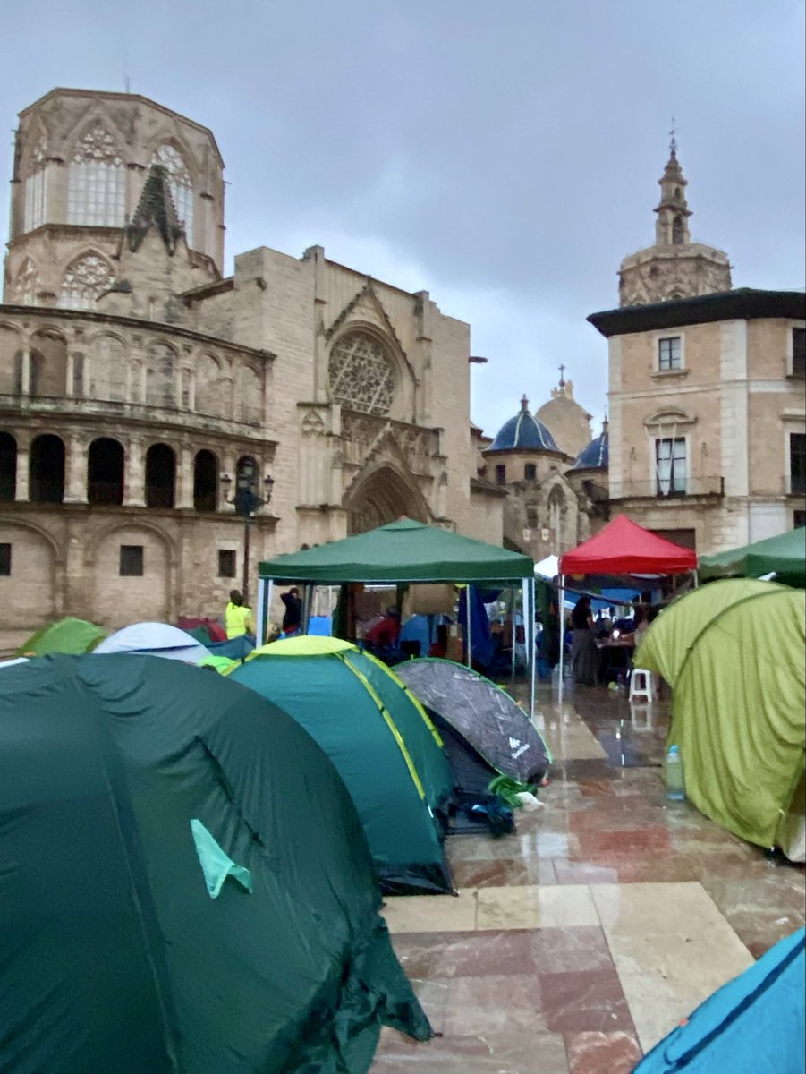 MiquelReal's tweet photo. Comença a trencar l’alba mentre la Mare de Deu dels Innocents, Folls i Desemparts acull als bons valencians.
Al fons el Micalet vigila orgullós.
Mentrestant, al palau de la @generalitat, algú dorm intranquil mentre continua l’acampada de la #VagaEducació.
Bon dia, València. https://t.co/yLOOqzOWKF