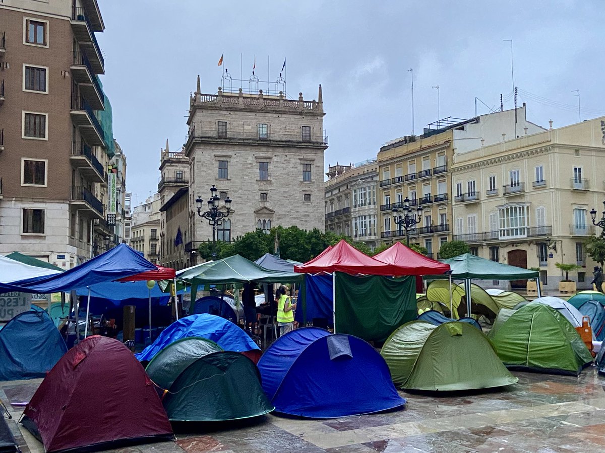 MiquelReal's tweet photo. Comença a trencar l’alba mentre la Mare de Deu dels Innocents, Folls i Desemparts acull als bons valencians.
Al fons el Micalet vigila orgullós.
Mentrestant, al palau de la @generalitat, algú dorm intranquil mentre continua l’acampada de la #VagaEducació.
Bon dia, València. https://t.co/yLOOqzOWKF