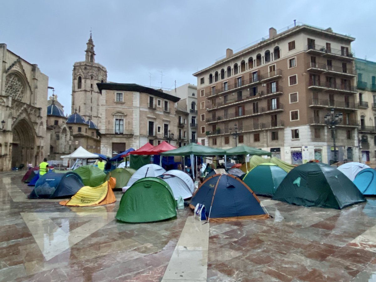 MiquelReal's tweet photo. Comença a trencar l’alba mentre la Mare de Deu dels Innocents, Folls i Desemparts acull als bons valencians.
Al fons el Micalet vigila orgullós.
Mentrestant, al palau de la @generalitat, algú dorm intranquil mentre continua l’acampada de la #VagaEducació.
Bon dia, València. https://t.co/yLOOqzOWKF