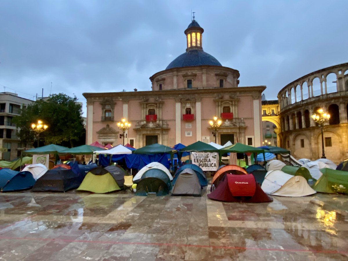 MiquelReal's tweet photo. Comença a trencar l’alba mentre la Mare de Deu dels Innocents, Folls i Desemparts acull als bons valencians.
Al fons el Micalet vigila orgullós.
Mentrestant, al palau de la @generalitat, algú dorm intranquil mentre continua l’acampada de la #VagaEducació.
Bon dia, València. https://t.co/yLOOqzOWKF