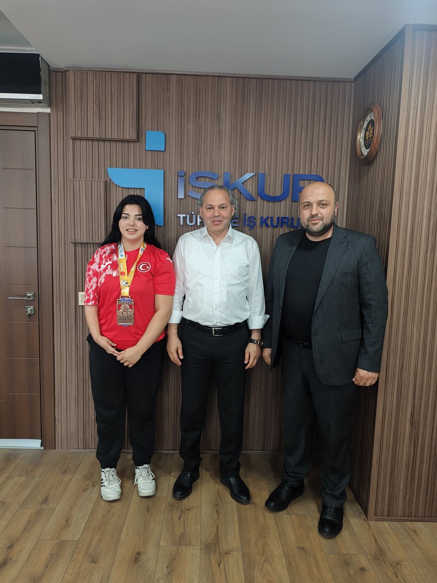 Beyhanunalcirak's tweet photo. Konya SGK İl Müdürü olarak başarılı çalışmalara imza atan Sayın Murat Mustafa Yavuz Müdürümüzün, Kocaeli İŞKUR İl Müdürü olarak atanmasından dolayı kendisini ziyaret ederek hayırlı olsun dileklerimizi ilettik.

Avrupa Bilek Güreşi Şampiyonası'nda bronz madalya kazanarak bizleri gururlandıran milli sporcumuz Zeynep Ünal kızımızla birlikte gerçekleştirdiğimiz ziyarette, Zeynep'in başarıları ve gelecekteki hedefleri üzerine samimi bir sohbet gerçekleştirdik. Müdürümüzün Zeynep'in başarılarının devamına yönelik güzel temennileri bizleri ayrıca memnun etti.

Ziyaretimiz sırasında çıraklık ve staj sigortası mağduriyetleri konusunda da görüş alışverişinde bulunma fırsatı bulduk. Bu konuda yapılan çalışmalar ve yapılması gerekenler üzerine verimli bir istişare gerçekleştirdik. İnşallah önümüzdeki süreçte kendisini daha kapsamlı bir şekilde ziyaret ederek konuyu detaylı olarak değerlendirmeyi arzu ediyoruz.

Sayın Müdürümüze yeni görevinde üstün başarılar diliyor, Cenab-ı Allah'tan vazifesini en güzel şekilde yerine getirmesinde kendisine kolaylıklar ve muvaffakiyetler ihsan etmesini niyaz ediyoruz.
@CssmTurkiye 
@CirakStajFED 
@ANKSTAJCIRAK 
@stajcirak3434 
Sn. Cumhurbaşkanım 
#ÇırakStajyerinHakkıSizde