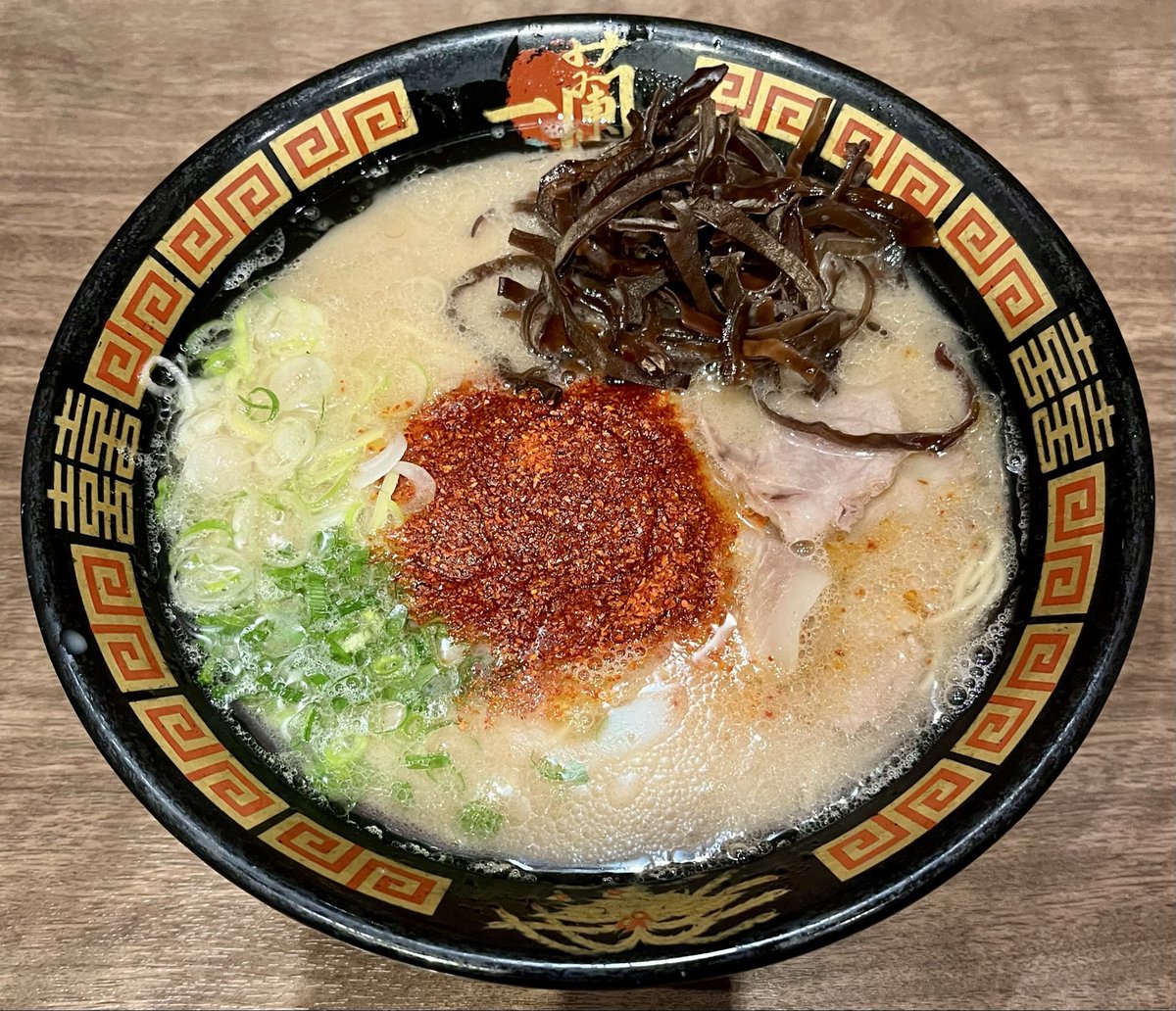 NK01113531's tweet photo. 千葉市中央区出洲港
#一蘭 出洲港店さん

ラーメン（10辛）🍜
キクラゲ🌲🪼
替玉

台風で在宅勤務のこんな日はコチラへ💁‍♂️

いつも安定安心の美味しさ✨

以前はコスパ悪いなぁと思っていたけど、物価高の今は普通に思えちゃう💦

ごちそうさまでした😋 https://t.co/vtJeqVjYCS