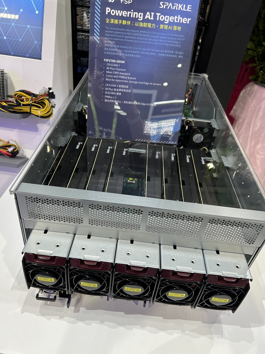 asciijpeditors's tweet photo. ラックマウントなサーバーに詰め込まれたArc。俺ならこれで一食浮かせられる自信ある(by KTU)  #アスキーKTUレポ  #COMPUTEX2026 https://t.co/VfqKdWlSy6