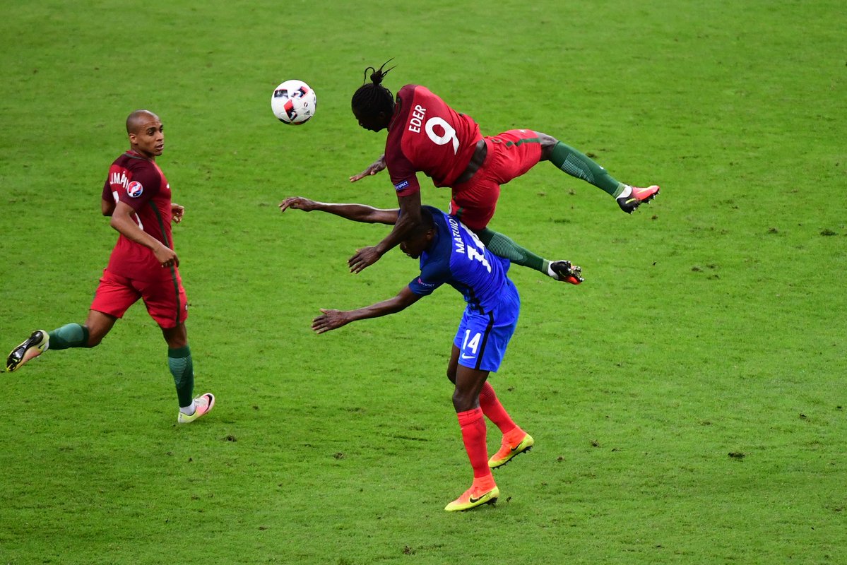 _BeFootball's tweet photo. 🚨 DESCHAMPS 🇫🇷 A APPRIS PAR LA FIFA QUE LE BUT D’EDER 🇵🇹 AURAIT ÉTÉ REFUSÉ AVEC LE VAR EN 2016 😳❌ (𝟮𝟬𝟮𝟮 𝗹𝘂𝗶 𝗮 𝗽𝗹𝘂𝘀 𝗳𝗮𝗶𝘁 𝗺𝗮𝗹 𝗾𝘂𝗲 𝟮𝟬𝟭𝟲):

« Avec le recul, les deux finales (2016 et 2022) sont douloureuses 𝗰𝗮𝗿 𝗲𝗹𝗹𝗲𝘀 𝗯𝗮𝘀𝗰𝘂𝗹𝗲𝗻𝘁 𝗱𝘂 𝗺𝗮𝘂𝘃𝗮𝗶𝘀 𝗰𝗼̂𝘁𝗲́ 𝗽𝗼𝘂𝗿 𝗽𝗮𝘀 𝗴𝗿𝗮𝗻𝗱-𝗰𝗵𝗼𝘀𝗲. 

J’ai même appris lors d’une réunion Fifa que le but du Portugal 🇵🇹 aurait été refusé s’il y avait eu la VAR, 𝗽𝗼𝘂𝗿 𝘂𝗻𝗲 𝗳𝗮𝘂𝘁𝗲 𝗮𝘂 𝗱𝗲́𝗽𝗮𝗿𝘁 𝗱𝗲 𝗹’𝗮𝗰𝘁𝗶𝗼𝗻. 

Ça ne remet pas l’histoire en cause. Si je dois en distinguer une, je dirais 2022 (la plus douloureuse), 𝗰𝗮𝗿 𝗰’𝗲𝘀𝘁 𝘂𝗻𝗲 𝗼𝗰𝗰𝗮𝘀𝗶𝗼𝗻 𝗿𝗮𝘁𝗲́𝗲 𝗮̀ 𝗹’𝗲́𝗰𝗵𝗲𝗹𝗹𝗲 𝗺𝗼𝗻𝗱𝗶𝗮𝗹𝗲.

Je n’aime pas parler de regrets, mais de très fortes déceptions. 𝟮𝟬𝟭𝟲 𝗲𝗻 𝗙𝗿𝗮𝗻𝗰𝗲, 𝗰̧𝗮 𝗳𝗮𝗶𝘁 𝗺𝗮𝗹, 𝗰𝗮𝗿 𝗼𝗻 𝗻’𝗮𝘃𝗮𝗶𝘁 𝗽𝗹𝘂𝘀 𝗴𝗮𝗴𝗻𝗲́ 𝗱𝗲 𝘁𝗶𝘁𝗿𝗲 𝗱𝗲𝗽𝘂𝗶𝘀 𝟮𝟬𝟬𝟬. 

Heureusement, beaucoup de joueurs ont connu 2018 ensuite. 

Celle de Doha 🇶🇦 aussi fait très mal, car être champion du monde, c’est ce qu’il y a de plus fort. »

(@OuestFrance)