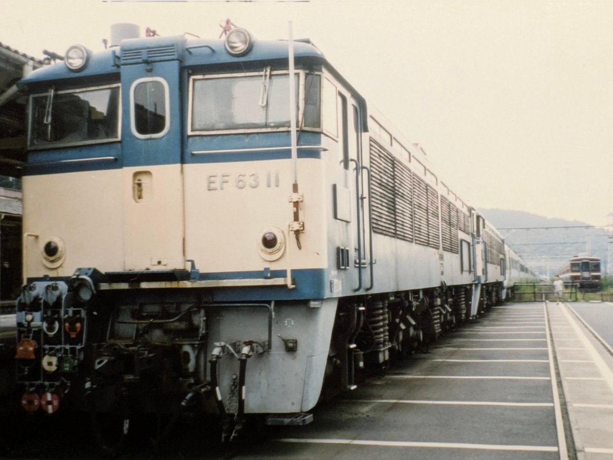model_coupler's tweet photo. 今日は6月3日と言うことで、EF63の日ですね。#EF63の日
横川駅4番線の写真は23年前に撮りました。
この時はEF63 11、12号機が再び動き出すとは思いませんでしたね。

今は毎日動いているのが当たり前だと思っていても、EF63もいつかは走れなくなる日が来るので走っているうちにぜひ横川へ！ https://t.co/IjsUeCi3FL