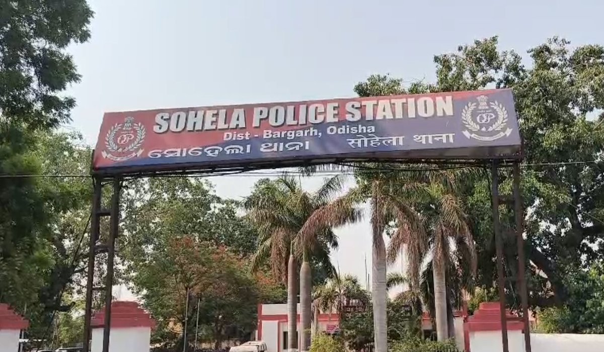 News18Odia's tweet photo. #ଦୁର୍ଘଟଣାରେ_ମା_ମୃତ_ପୁଅ_ଗୁରୁତର
ବରଗଡ଼: ସୋହେଲା ଥାନା ଲେଖାପଥର ଛକରେ ଦୁର୍ଘଟଣା
ବୋରୱେଲ୍ ଗାଡ଼ି ଓ ସ୍କୁଟି ମୁହାଁମୁହିଁ ଧକ୍କା
ଦୁର୍ଘଟଣାରେ ମା' ମୃତ, ପୁଅ ଗୁରୁତର
ମୃତକ ଡ଼ଙ୍ଗାଘାଟ ଗାଁର ପିଙ୍କି ମହାପାତ୍ର
ପୁଅର ଚିକିତ୍ସା ପାଇଁ ବରଗଡ଼ ଆସୁଥିଲେ ମହିଳା
ଘଟଣାସ୍ଥଳରେ ପୋଲିସର ତଦନ୍ତ ଜାରି
#Bargarh #Sohela #RoadAccident #OdishaNews #BreakingNews #PoliceInvestigation