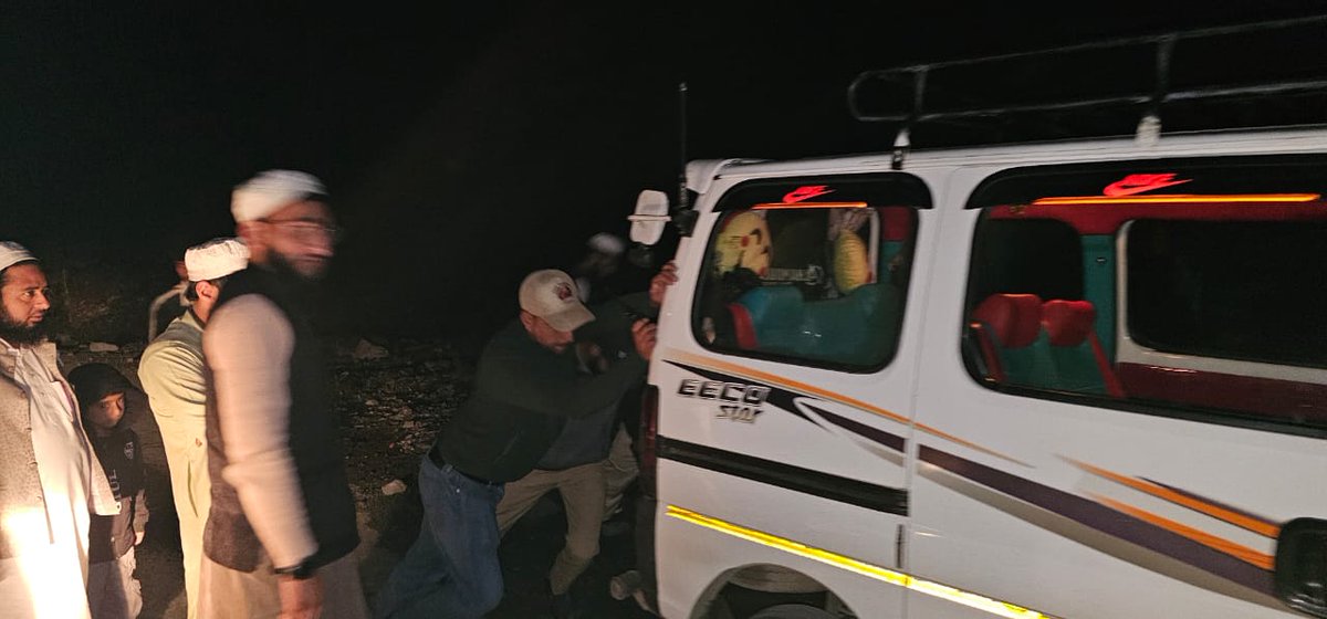 Sentinelofkeran's tweet photo. Late Night Rescue by Keran Police 

At around 1:30 AM an SOS call was received regarding a vehicle breakdown near Patroo Keran. A team led by JKP police keran  PSI Musaib Ayoub swiftly responded and rescued 9 stranded passengers including 2 children ensuring their safe evacuation https://t.co/j5pVcOmrbk