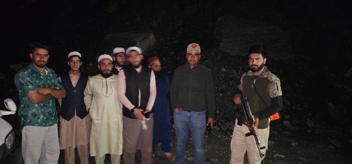 Sentinelofkeran's tweet photo. Late Night Rescue by Keran Police 

At around 1:30 AM an SOS call was received regarding a vehicle breakdown near Patroo Keran. A team led by JKP police keran  PSI Musaib Ayoub swiftly responded and rescued 9 stranded passengers including 2 children ensuring their safe evacuation https://t.co/j5pVcOmrbk