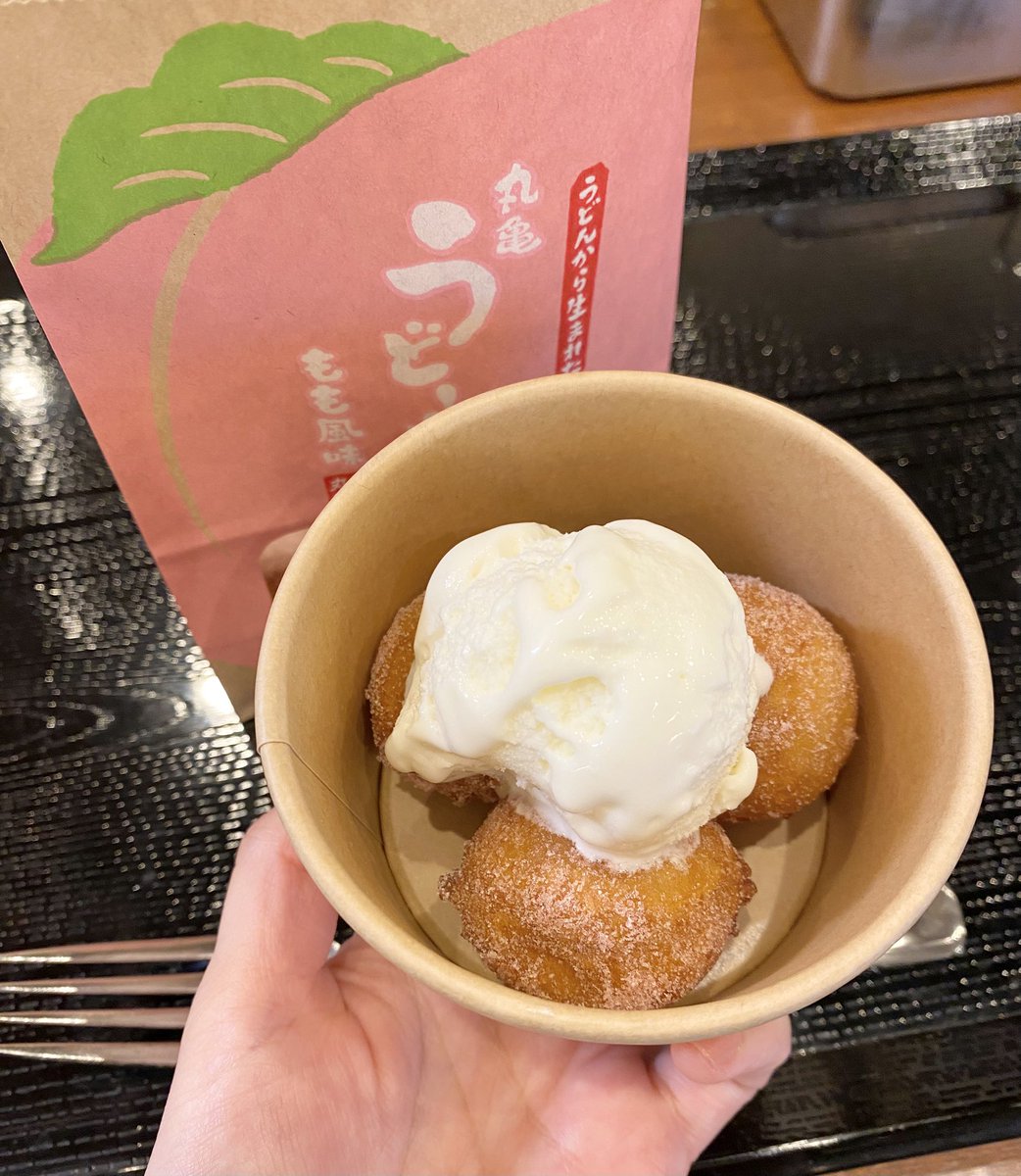 geppei_mama's tweet photo. 丸亀製麺の「うどーなつ」に夏限定のもも風味が登場🍑

ふわふわ系かと思いきや、食べてみると“もっちもち”🥰

バニラアイス🍨をのせた簡単アレンジがおしくてハマりました。

▼実食レビューはこちら
🔗 https://t.co/fDG67fvbBO

#丸亀うどーなつ https://t.co/YZJiQH3Dv9