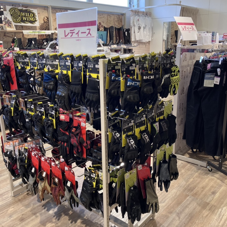naps_tokai's tweet photo. #ナップス春日井店 です💁♀️
当店は迷える
#バイク女子 の味方💗
レディース商品は2階フロア
ヘルメットコーナー近くにご用意✨
#RossoStyleLab をはじめ、#RIDZE #DEGNER
#RSタイチ #KOMINE などラインナップが豊富😻
#56design のジャケット、パンツも入荷してます😇 https://t.co/KfXGUBIzTz