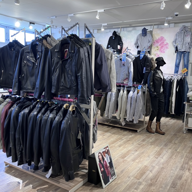 naps_tokai's tweet photo. #ナップス春日井店 です💁♀️
当店は迷える
#バイク女子 の味方💗
レディース商品は2階フロア
ヘルメットコーナー近くにご用意✨
#RossoStyleLab をはじめ、#RIDZE #DEGNER
#RSタイチ #KOMINE などラインナップが豊富😻
#56design のジャケット、パンツも入荷してます😇 https://t.co/KfXGUBIzTz