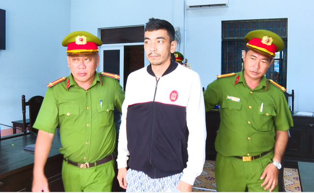 VietNewsGateway's tweet photo. A court in An Giang Province, southern Vietnam on Tuesday approved the extradition request for a Kyrgyz national wanted internationally, after authorities located him hiding on Phu Quoc Island.

Full report: https://t.co/mEDhEspQuU https://t.co/cEVQN631gq