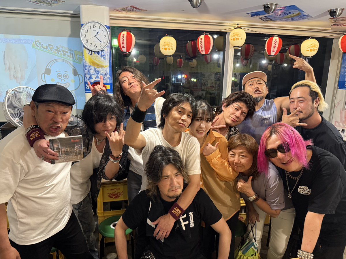pophopper_gt's tweet photo. オマジンズ再び！🍺
去年ぶりの湘南バンド、オマジンズとの壮絶な夜が終わりました✨

去年よりも、さらに深く神奈川、湘南のヤンキー文化の話を聞かせてもらえたりww

また、会おう🍺
間違いない夜でした✨

SLAMGLORYは、酒場に向かうとき、歩くのが速い(爆) https://t.co/dUVkRXBomb