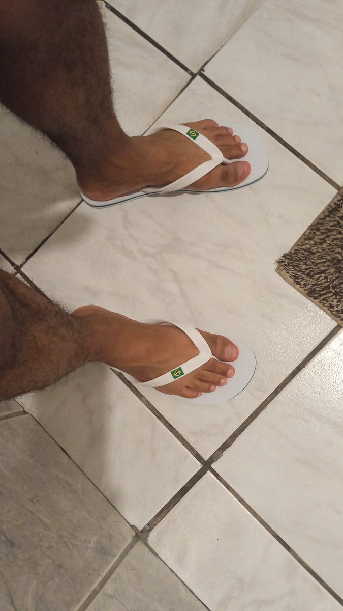 Minerindotado's tweet photo. Chinelo branco 🤤 https://t.co/rFnM5IyH51
