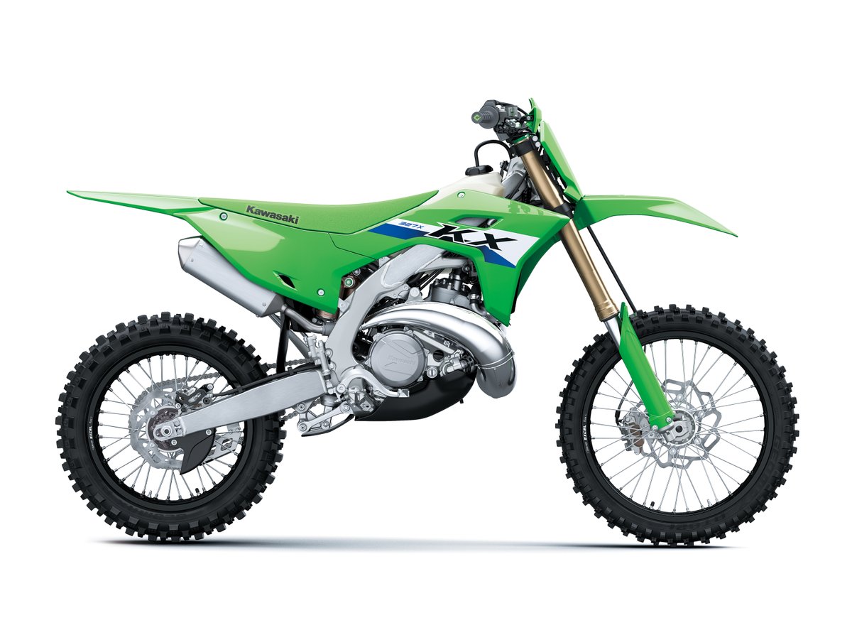 Kawasaki_JPN's tweet photo. ／
KXシリーズニューモデル発表！
＼

日本初導入となる『KX327X』を新発売。

高性能シャーシにカワサキ初の燃料噴射式2ストローク単気筒エンジンを搭載し、扱いやすさと走破性を両立。
低中速トルクと軽量性で優れた操作性と安定性を実現する本格的な2ストロークオフロードレースマシンです。

▼詳しくはこちら
https://t.co/Qjrrx2eX0A

#KX #2スト