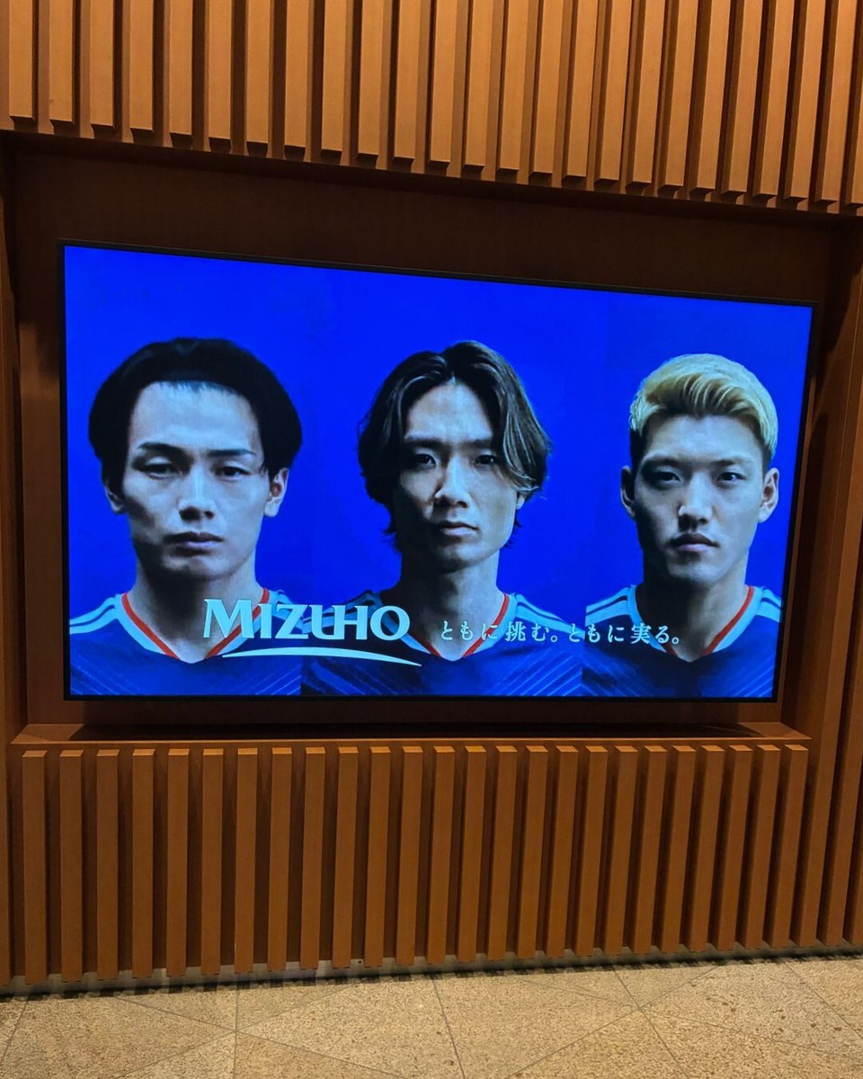 SAMURAI BLUEが出演する〈みずほ〉の広告を、JR 東京駅と東京スカイ