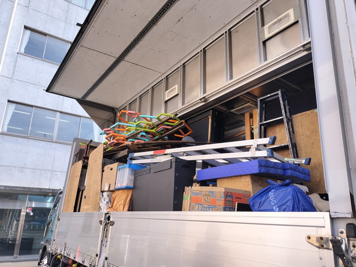 tamio1998's tweet photo. 【荷積み☆劇団搬入】
只今、台風6号（#チャンミー）を横目に某☆劇団倉庫まで大道具の積み込みに向かっています🚃劇団荷下ろしの夕方には雨が止んでいる事を願いつつ✨️今年もスタッフとして参加します😁再来週から #学校巡回公演 スタートです💪
#劇団民藝 #真夜中の太陽 #3年目 https://t.co/oIGWShd5Zg