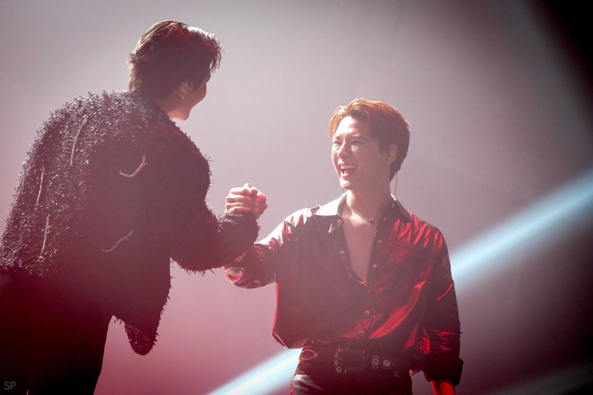 sashimi_pizza's tweet photo. เราไปมิวสิคคอนที่มีน้องคริสทุกรอบตั้งแต่รอบญี่ปุ่นปี 2023 รู้สึกประทับใจทุกรอบ ถ้าไม่นับคอนเดี่ยว มิวสิคคอนคุ้มค่าถูกจริตสุดในบรรดาทุกคอนแล้ว

เรื่องโชว์ มีเพิ่มสเตจคอลแลป สเตจพิเศษ แถมรอบสิงคโปร์ปีนี้สเตจคอลแลปสองวันไม่เหมือนกันอีก ประทับใจในความใส่ใจรายละเอียดเล็กๆน้อยๆนี้ ส่วนตัวนี่ได้ดูเสตจน้องๆคนอื่นจากคอนรวมนี่แหละ ดูแล้วยังสนุกทุกครั้งเลย

นอกจากโชว์ ยังชอบที่ได้เห็นเมนตัวเองมี interact กับพี่ๆน้องๆในค่าย ได้เห็นน้องคริสเมเนจให้ทุกวงได้มีส่วนรวมมีแอร์ไทม์ ได้โปรโมทผลงาน เราว่ามันดีมากๆเลยอะ พอเห็นแบบนี้ก็รู้สึกเลยว่าน้องคิดสามขวบของแม่ๆโตแล้วววว เป็นพี่ชายตะเร้กสุดเท่ของน้องๆได้เลยคับบบ พี่คริสก็คงแฮปปี้ที่ได้ซัพพอร์ตน้องๆ แล้วก็คงดีใจที่น้องๆกล้าเล่นกับพี่คริสด้วย 🥹
