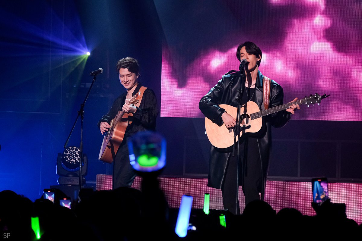 sashimi_pizza's tweet photo. เราไปมิวสิคคอนที่มีน้องคริสทุกรอบตั้งแต่รอบญี่ปุ่นปี 2023 รู้สึกประทับใจทุกรอบ ถ้าไม่นับคอนเดี่ยว มิวสิคคอนคุ้มค่าถูกจริตสุดในบรรดาทุกคอนแล้ว

เรื่องโชว์ มีเพิ่มสเตจคอลแลป สเตจพิเศษ แถมรอบสิงคโปร์ปีนี้สเตจคอลแลปสองวันไม่เหมือนกันอีก ประทับใจในความใส่ใจรายละเอียดเล็กๆน้อยๆนี้ ส่วนตัวนี่ได้ดูเสตจน้องๆคนอื่นจากคอนรวมนี่แหละ ดูแล้วยังสนุกทุกครั้งเลย

นอกจากโชว์ ยังชอบที่ได้เห็นเมนตัวเองมี interact กับพี่ๆน้องๆในค่าย ได้เห็นน้องคริสเมเนจให้ทุกวงได้มีส่วนรวมมีแอร์ไทม์ ได้โปรโมทผลงาน เราว่ามันดีมากๆเลยอะ พอเห็นแบบนี้ก็รู้สึกเลยว่าน้องคิดสามขวบของแม่ๆโตแล้วววว เป็นพี่ชายตะเร้กสุดเท่ของน้องๆได้เลยคับบบ พี่คริสก็คงแฮปปี้ที่ได้ซัพพอร์ตน้องๆ แล้วก็คงดีใจที่น้องๆกล้าเล่นกับพี่คริสด้วย 🥹