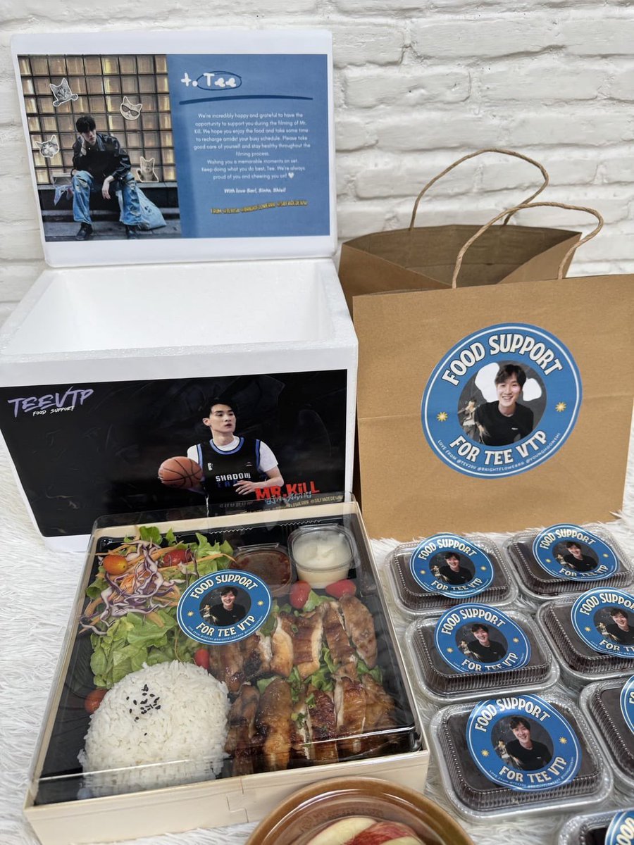 teevtp_home's tweet photo. FOOD FOR TEE ♡‧₊˚ ◡̎ ♡̷

@vitheepanich

มื้อเที่ยงวันนี้ของน้องธี 🍽️✨

ข้าวพร้อมไก่ย่างและสลัดผักสด 🥗🍗 
ไก่ย่างหอม ๆ เสิร์ฟคู่ข้าวและสลัดผักกรอบสด เพิ่มความอร่อยแบบลงตัว 
เพิ่มวิตามินด้วยผลไม้สด 🍎🍇🍊 และเค้กช็อกโกแลตเนื้อนุ่มหวานละมุนเป็นของหวานปิดท้ายมื้อได้อย่างลงตัว 🍫🍰

Thank you for the lovely food support today ♡

from @tevjsu @brightflowerrr @younghoonshi

#MrKillSeries
#MrKillSeriesQ12
#foodfortee
#tee_vtp #ธีรเดช