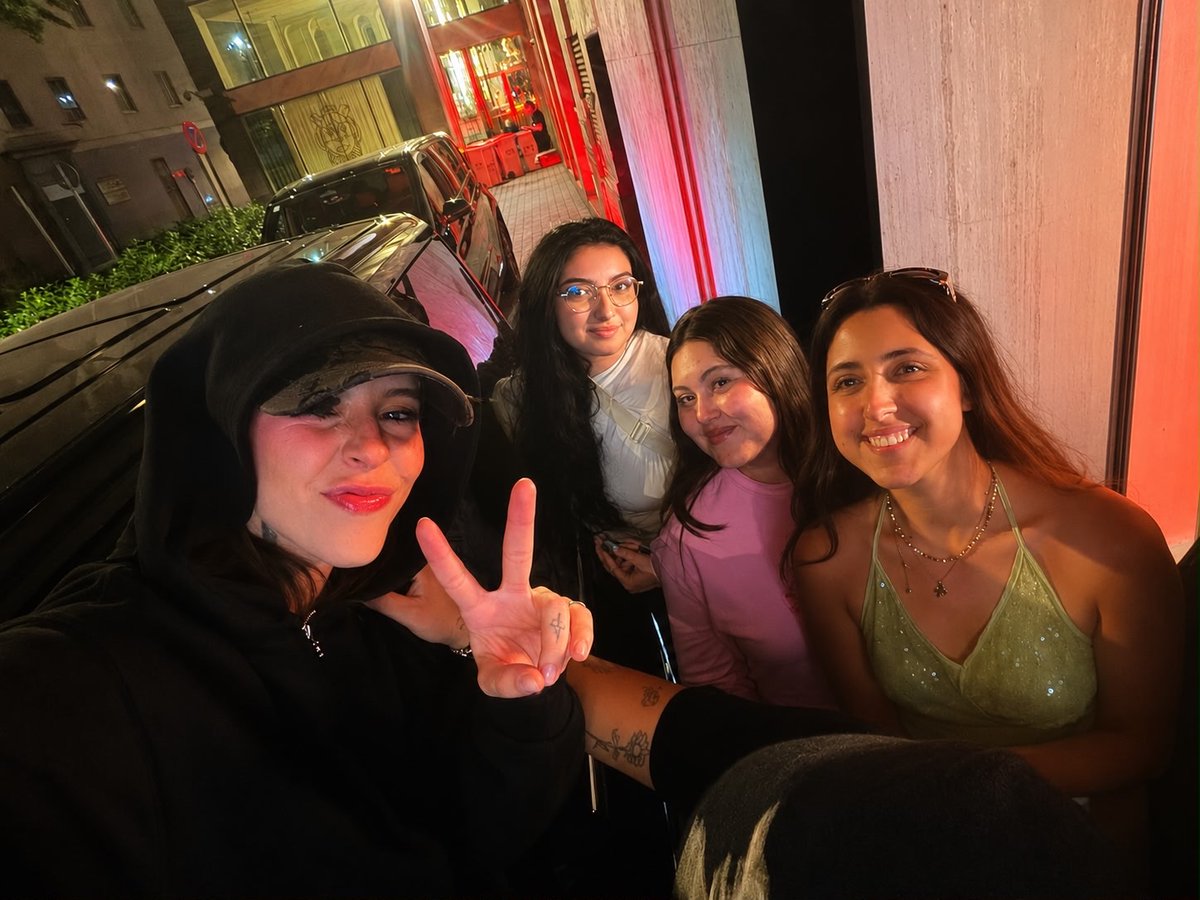 chulapt_2's tweet photo. gracias young miko por existir y gracias benito por haberla traído a madrid 😭😭😭😭😭😭💖💖💖💖💖 https://t.co/JSi7V6AGFe