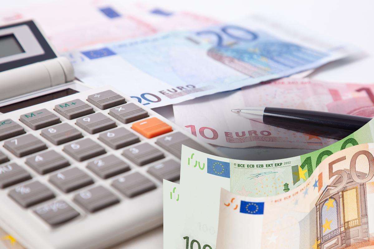 Finanz_at's tweet photo. Einigung fix: Zehntausende bekommen ab jetzt mehr Gehalt aufs Konto https://t.co/WbCqwWVN2t https://t.co/MtgfICiz51
