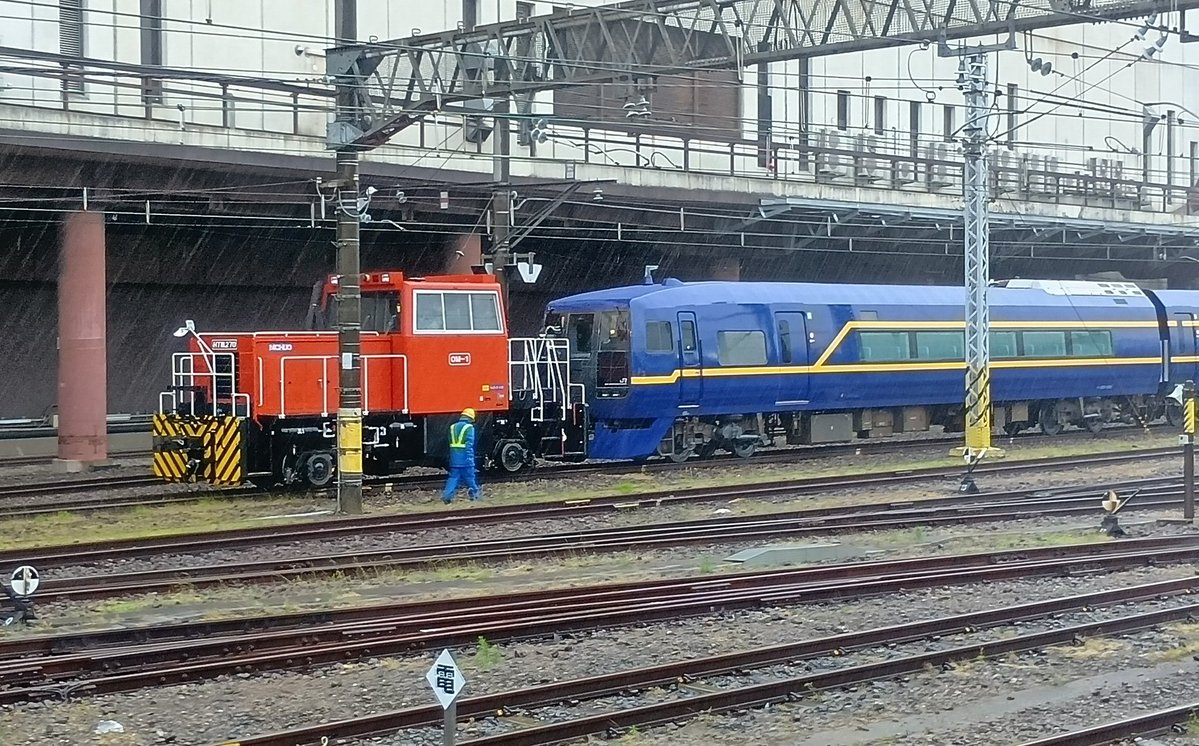 utoruyon's tweet photo. こんにちは。
本日2回目です。

大宮駅にてHTM270形に牽引されている新塗装の253系を見ました。
この色のは初めて見ましたね。
台風の中移動お疲れ様でした。

#大宮駅
#253系 https://t.co/kE91N3WGi8