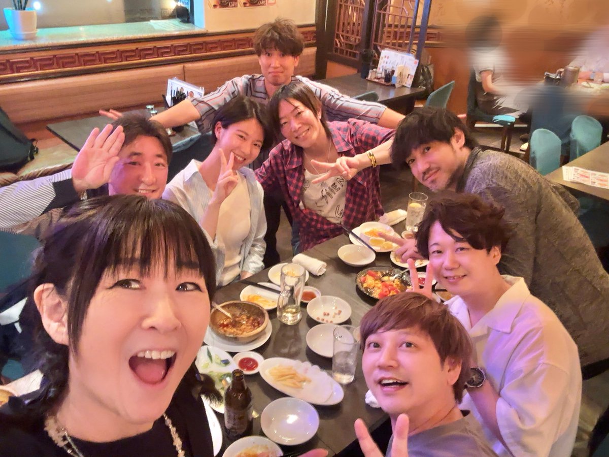 ricafukami88's tweet photo. 毎週飲んでるメンバーにレジェンド水島裕パイセン参戦😆✨✨

新人君達は深くうなずくお話し満載_φ(･_･

私にとってはいつまでも愛しのチャンドラー様ですわ💓

#DOC
#水島裕
#谷山紀章
#田村真
#林勇
#斉藤隼一
#古木海帆
#武久航
#深見梨加 https://t.co/zT6uNpOCmI
