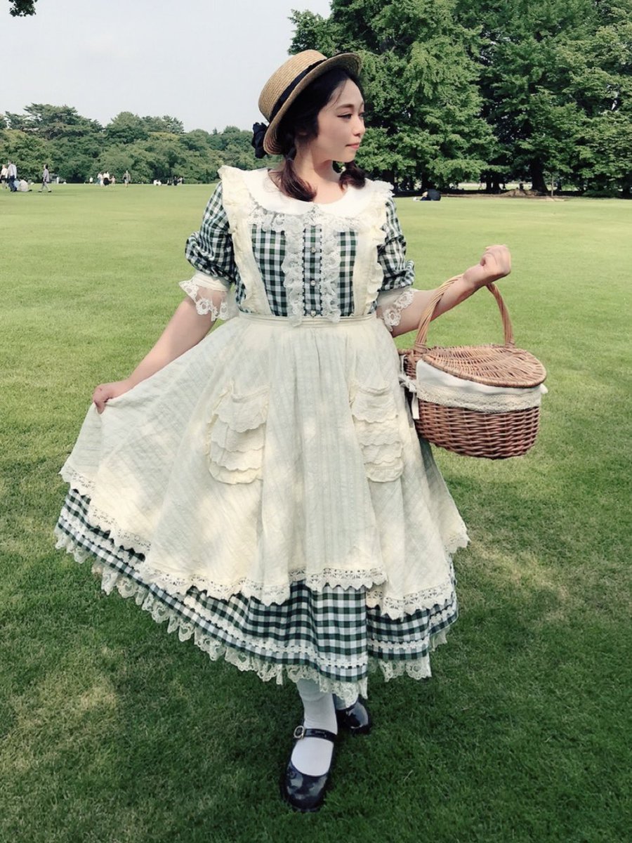 marum0chi's tweet photo. カントリーは広義クラロリにまとめられているられている気がするんだけど、クラロリはイギリスを主とした欧州の貴族階級をベースにしていると考えているので、アメリカ･カナダのカントリースタイルとはまた別ジャンルだと思ってるんですよね。カントリーロリィタ広まるといいな〜。 https://t.co/OCKSsxpMxB