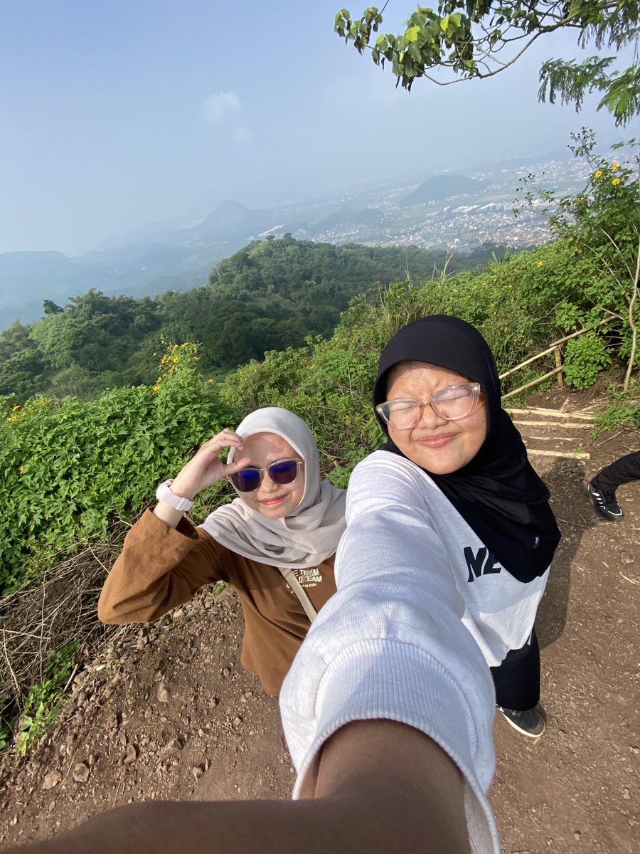 lifwithu_'s tweet photo. Aku cuma punya dia teman jalan jalan terbaikk https://t.co/VruXxC3H3j