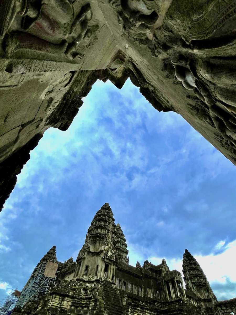 CambodiaNote's tweet photo. 石の回廊に囲まれた空間から見上げる中央塔。

近くにいるはずなのに、見上げると改めてその高さを実感します。アンコールワットのスケールの大きさは、こうした瞬間にこそ感じられる気がします。 https://t.co/3gEmaStfr1