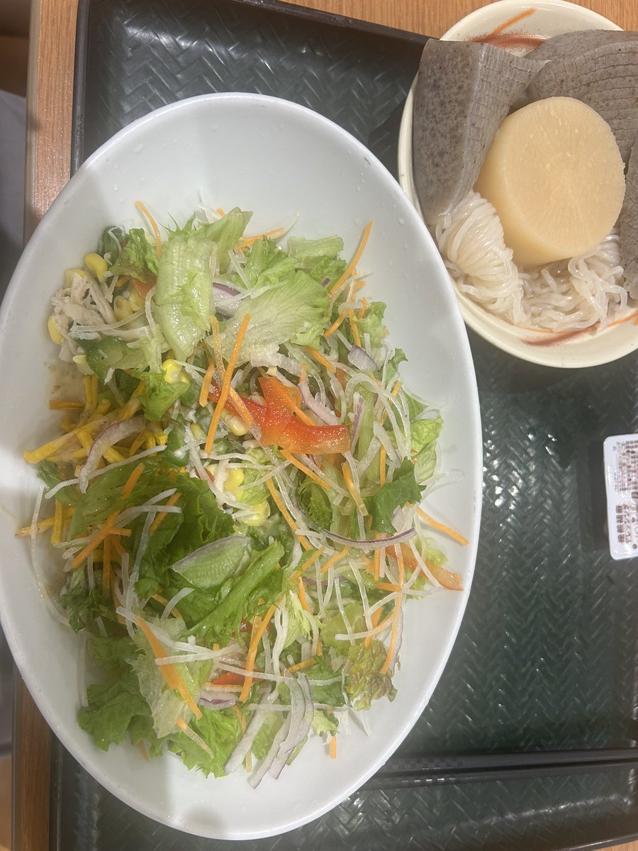 chiewaiz's tweet photo. 夫のダイエット生活続報。
写真は昨日のお昼ごはん。
例によって、はなまるでサラダうどんのうどん残しをしてサラダ追加と、おでんの低カロリー具材だけを食べ、そして水がぶ飲みで空腹感を満たしたそうです..
体重はやはりあまり減ってないそうです..
#国民民主党ダイエット部
#玉木代表ごめんなさい https://t.co/SKGtOfkMuv