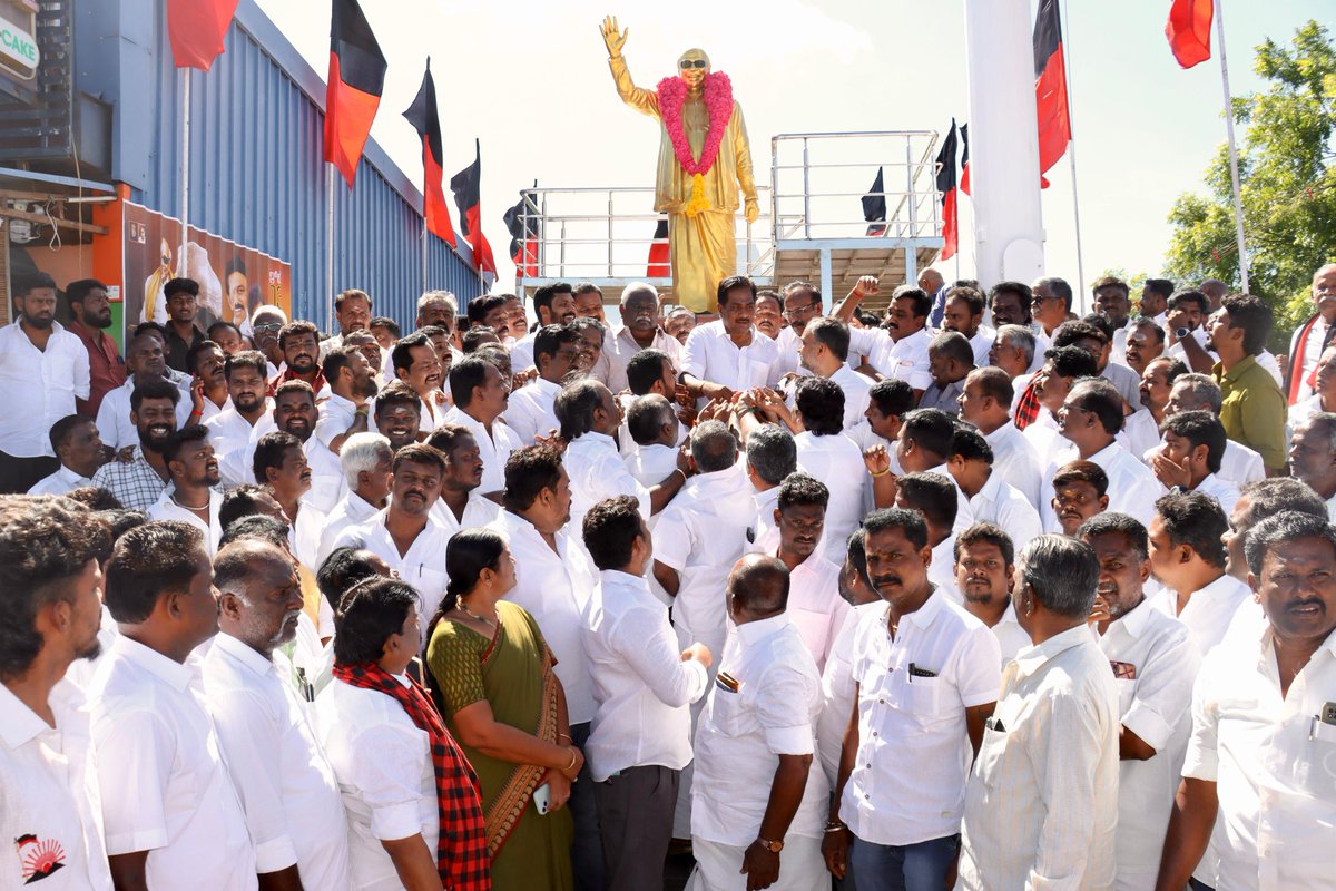 pmoorthy21's tweet photo. நவீன தமிழ்நாட்டின் சிற்பி முத்தமிழ் அறிஞர் கலைஞர் அவர்களின் 103வது பிறந்தநாளையொட்டி மதுரை வடக்கு மாவட்ட தி.மு.க சார்பில் வண்டியூர் ரிங் ரோட்டில் உள்ள அவரது திருவுருவச் சிலைக்கு மாலை அணிவித்து மரியாதை செலுத்தினோம்.(1/2) https://t.co/4jL4mrxXjP