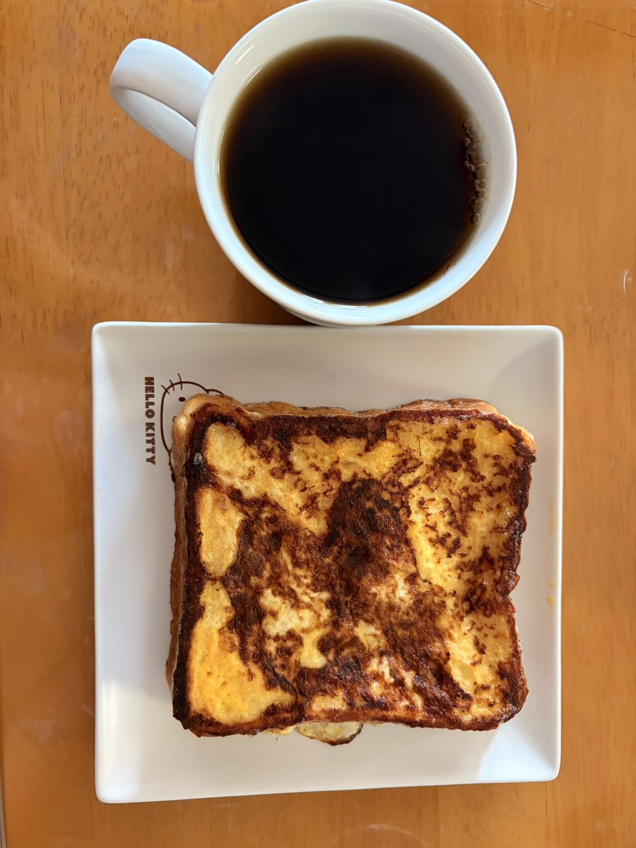 ukeysing1's tweet photo. めっちゃ久しぶりにフレンチトースト作ったんだけど一晩付け置きとかしてないのに味の染み染み具合が大優勝すぎた！！！
レシピはTikTok先生を参考にした！！
めっちゃ美味しいしふわっふわ！！
(裏面焦がしたとは口が裂けても言えない) https://t.co/0nT6bFKnoV