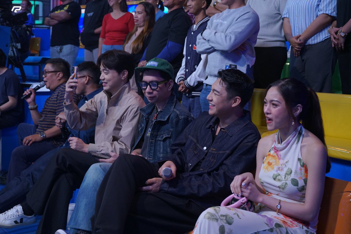 itsShowtimeNa's tweet photo. Front seat 😍

#ShowtimeSharmaine #LaroLaroPick
WATCH #ItsShowtime LIVE: 
https://t.co/Gs3IAXU5tb https://t.co/ok2tDIBVWL
