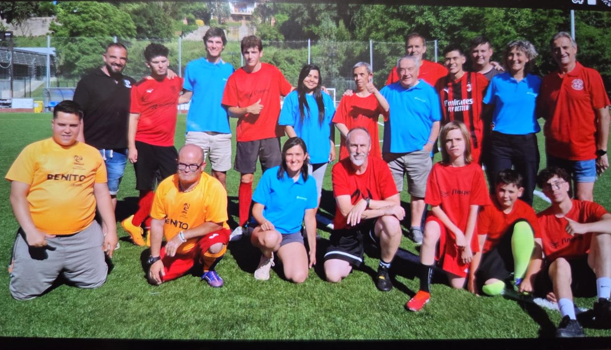 VallGesBisaura's tweet photo. ⚽️MÉS QUE FUTBOL! ❤️
Fa uns dies vam viure una jornada d'aquelles que es queden gravades. Els voluntaris de @caixabank  van venir al camp de futbol de Torelló per compartir un entrenament de futbol 7 amb els jugadors del VallGesBisaura Genuine! 
Aquesta trobada, emmarcada dins de les activitats del #MesSocial de La Caixa, va ser molt més que un entrenament:
✨ Van conèixer de primera mà el nostre projecte.
🤝 Vam compartir un gran partidet de futbol.
🔄  I, sobretot, vam viure una experiència increïblement enriquidora per a totes dues bandes.
Moltíssimes gràcies pel vostre compromís, l'energia i el caliu, voluntaris de @caixabank ! 🙌 Junts som més forts! 🖤❤️ 
#VallGesBisaura #FutbolGenuine #Inclusió #VoluntariatCaixaBank #Torelló #FutbolBase #Valors #EsportInclusiu