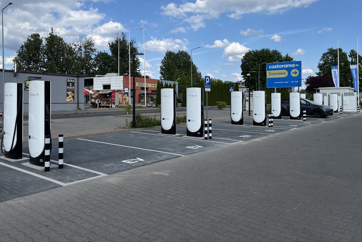 TeslaCharging's tweet photo. New Tesla Supercharger: Piła, Poland (12 stalls) 
https://t.co/JSBsYiA23a https://t.co/xJ8ibeYARi
