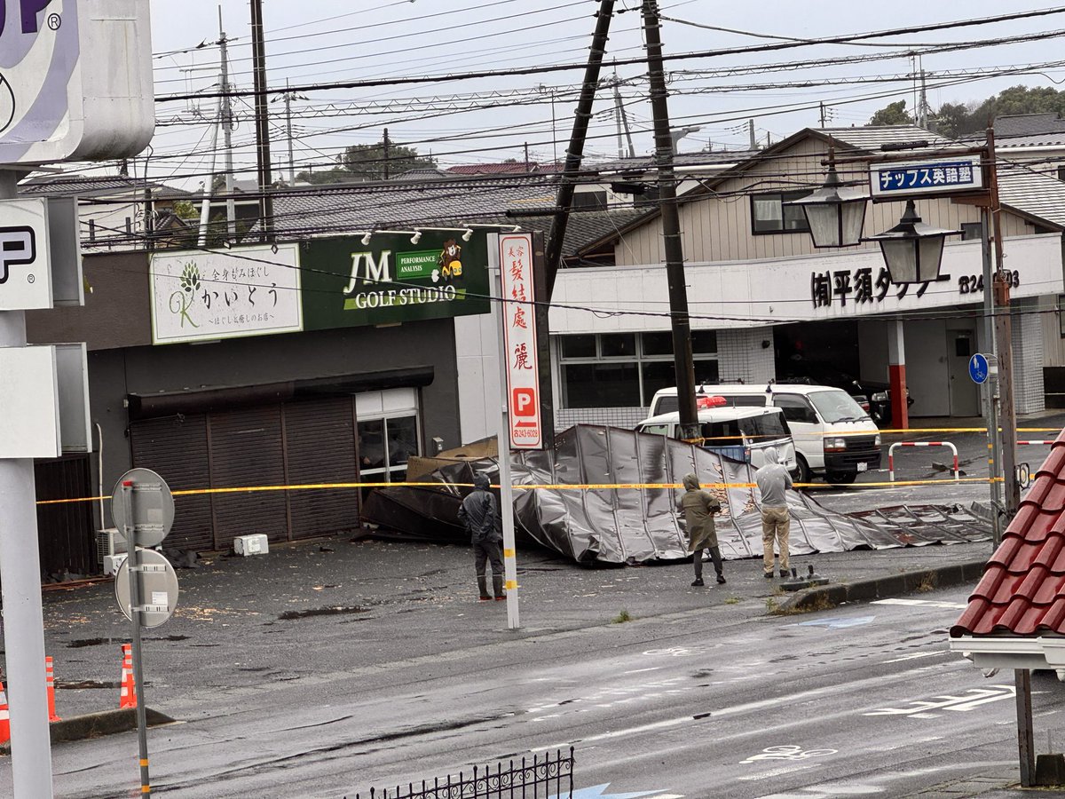 kingsyoui's tweet photo. 水戸市平須台風で屋根剥がれてしまって東野ジャンボ方面片側通行止め💦💦 https://t.co/cXyVMnO2aU