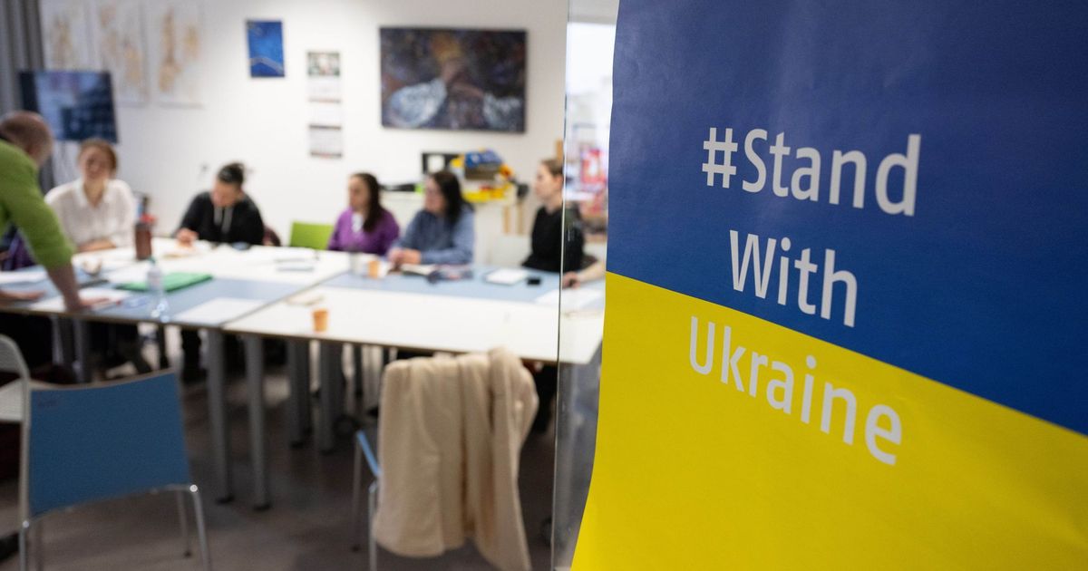 express24's tweet photo. Die EU erwägt eine drastische Änderung der Schutzregelung für ukrainische Flüchtlinge. Ein neuer Vorschlag könnte dazu führen, dass Männer zwischen 23 und 60 Jahren, die neu in die EU kommen, ihren Schutzstatus verlieren. https://t.co/Sr4Kr639Ks https://t.co/XfF5o5KjLU