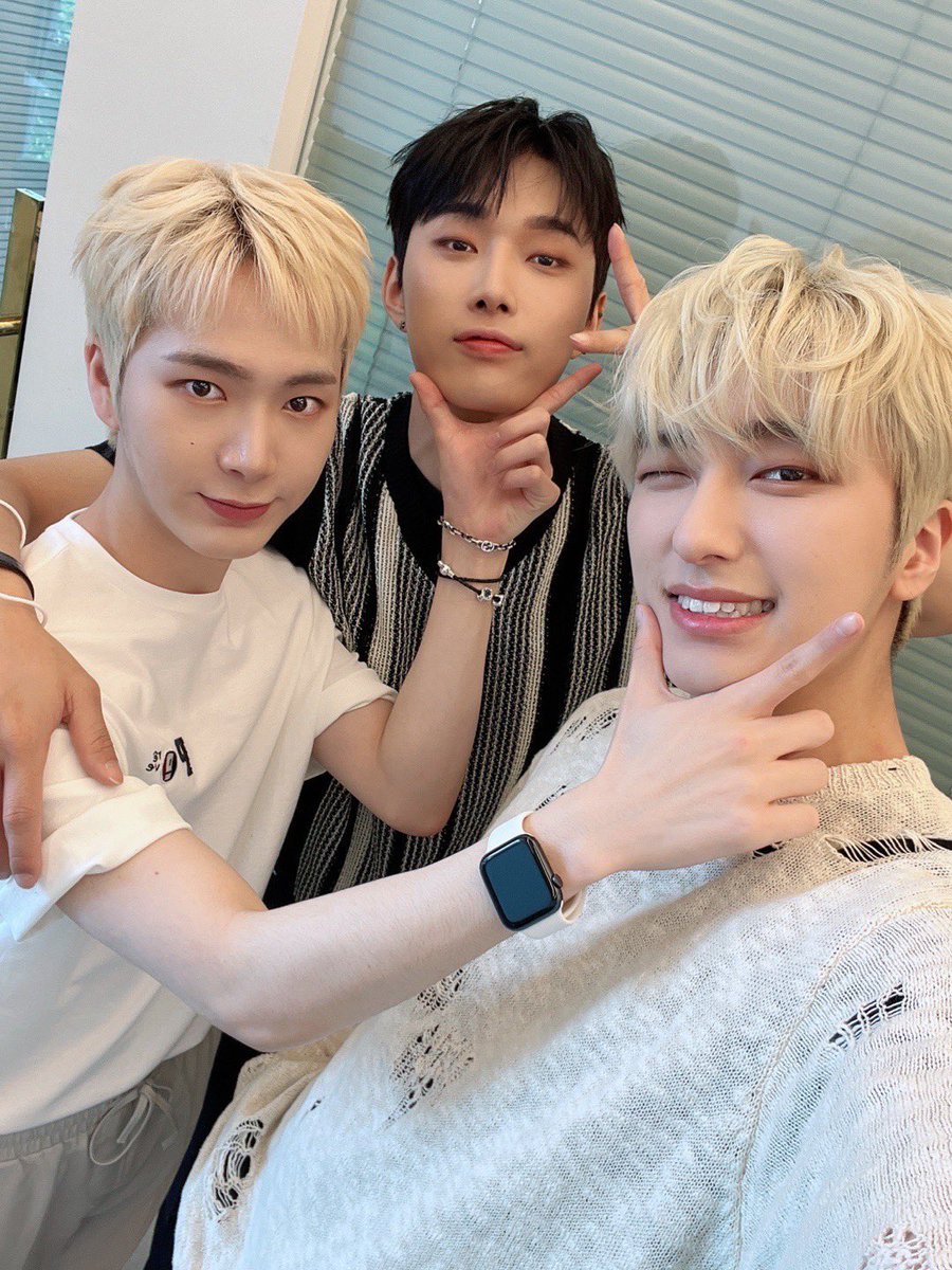 AllboutSebin_ox's tweet photo. 220518 Kevin Twitter Update 

Showing off to the older brothers in the new combination😆 

#OMEGA_X #오메가엑스 
#케빈 #KEVIN #세빈 #SEBIN #재한 #JAEHAN https://t.co/jjKeFkZFTj