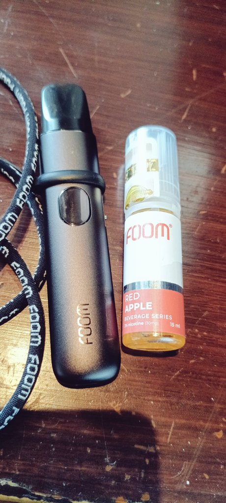 _iFad's tweet photo. Btw mau review liquid sedikit.
Sekarang pakai device Foom X Switch yang black, liquidnya Red Apple.

Tastenya enak banget ini gak giung (terlalu manis), dinginnya juga masih terasa, gak nusuk juga dinginnya.
Rasanya tuh kaya minum buavita yang apple. https://t.co/3uZWSNL5oK