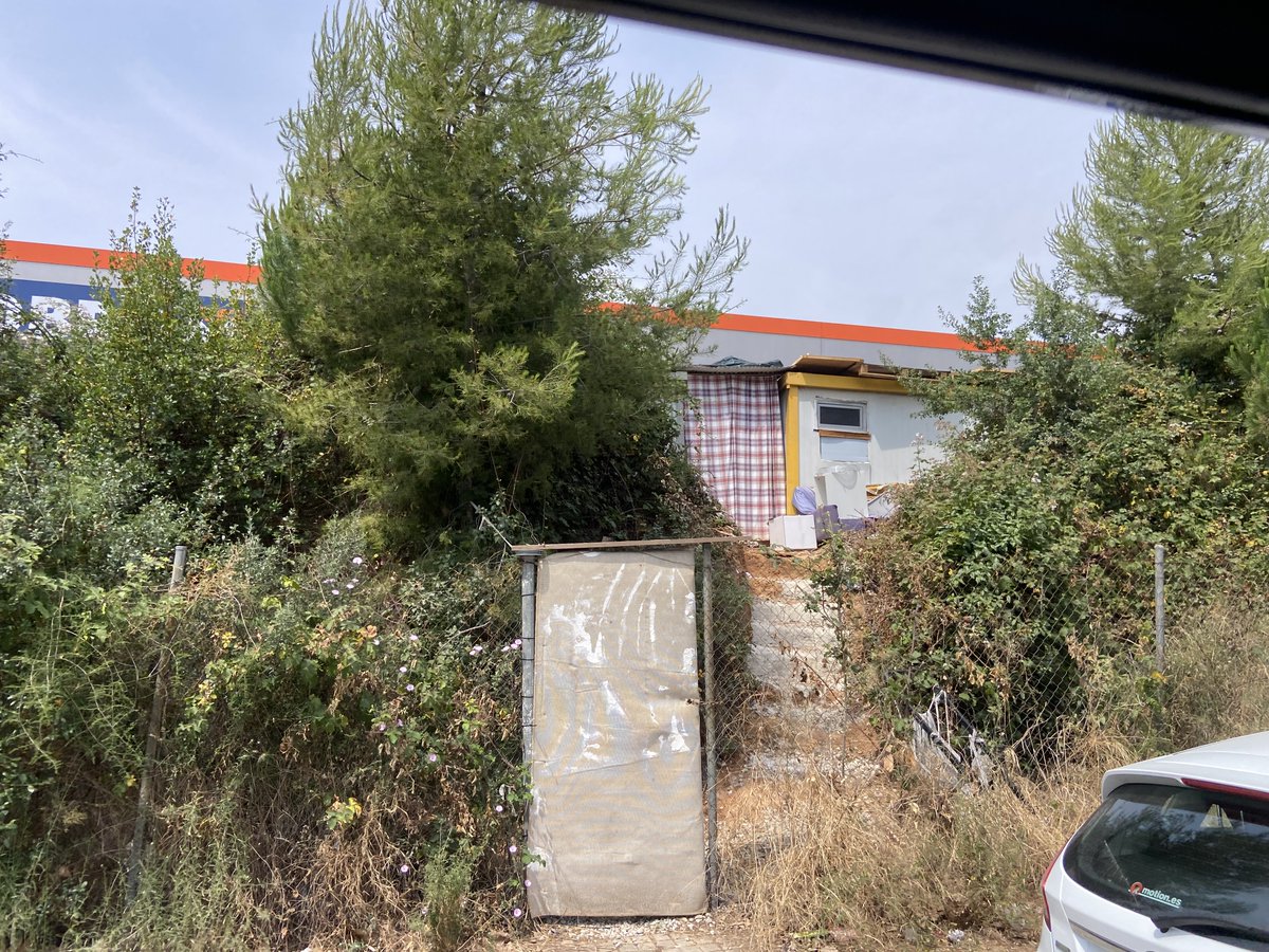 CostatFosc's tweet photo. Al carrer de la Filosofia, a Badalona, a una zona encara en expansió on hi ha l'Obramat, naus industrials i blocs de nova creació, en un espai al costat d'una masia on hi ha contenidors abandonats, hem descobert una altra zona de barraquisme... https://t.co/Lg7zCypBQi